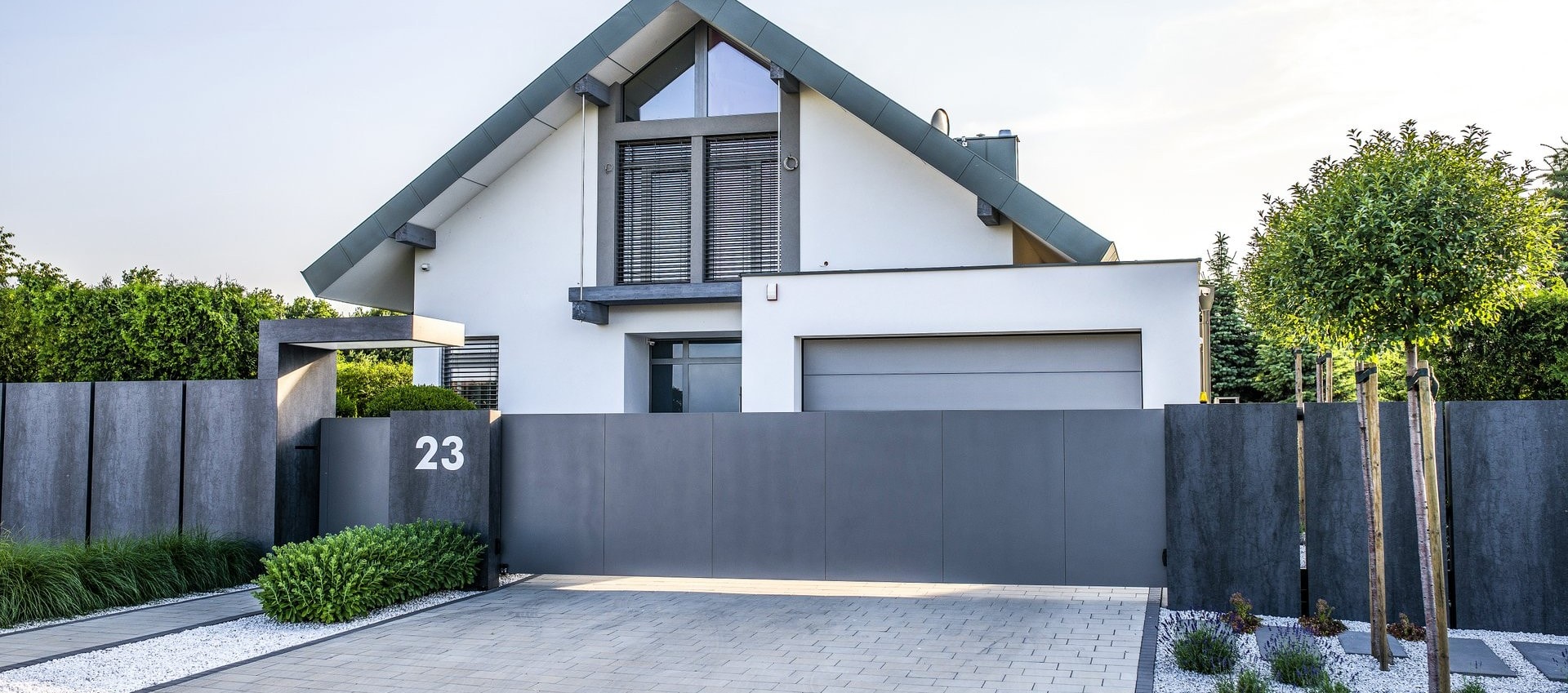 nowoczesne_ogrodzenie_lodz_dark_monolith_xcel_2_26_-1920